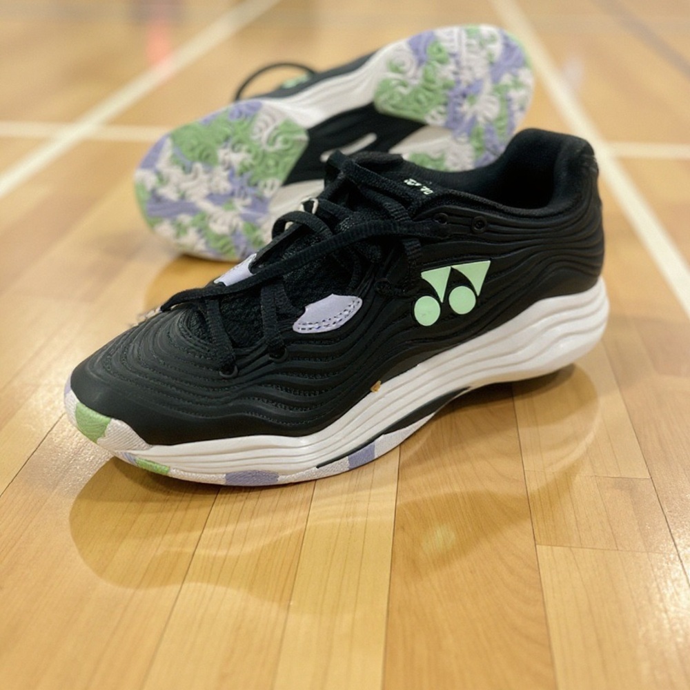 NEW Yonex All Court Women’s Tennis Shoes: Black/ White. Size 8.5 NWT